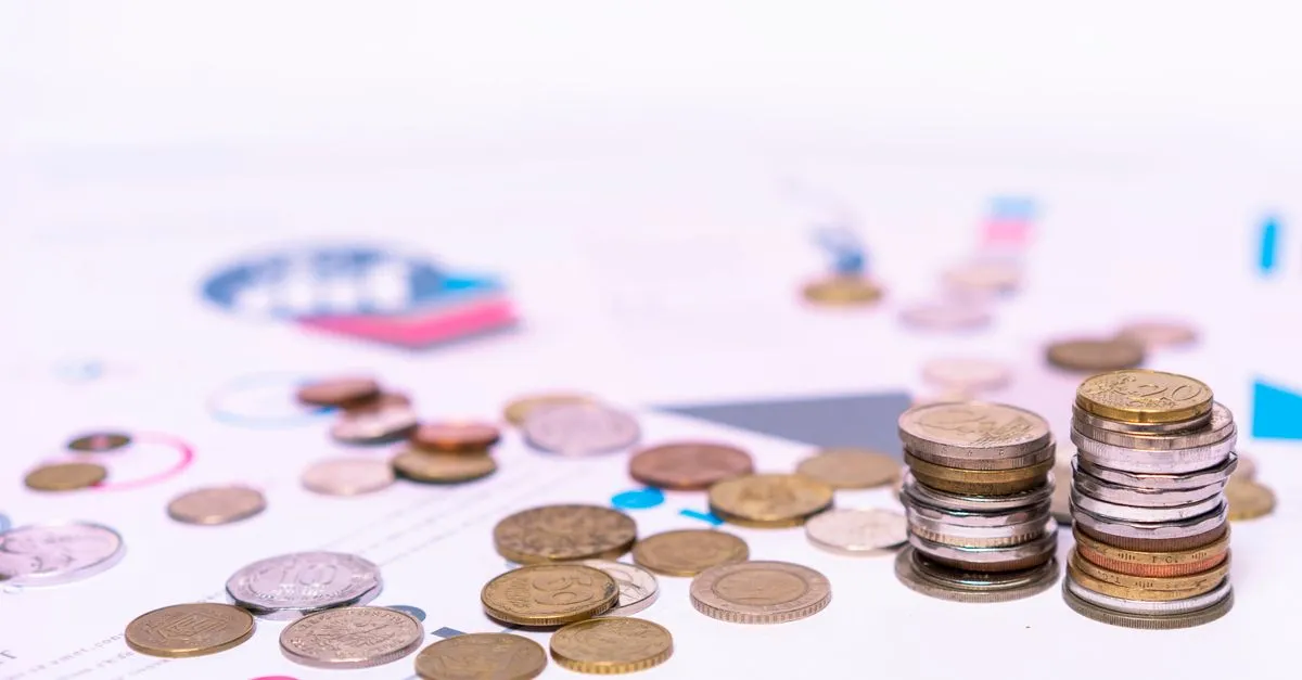 Stacks of coins growing taller, showing compound interest growth of savings
